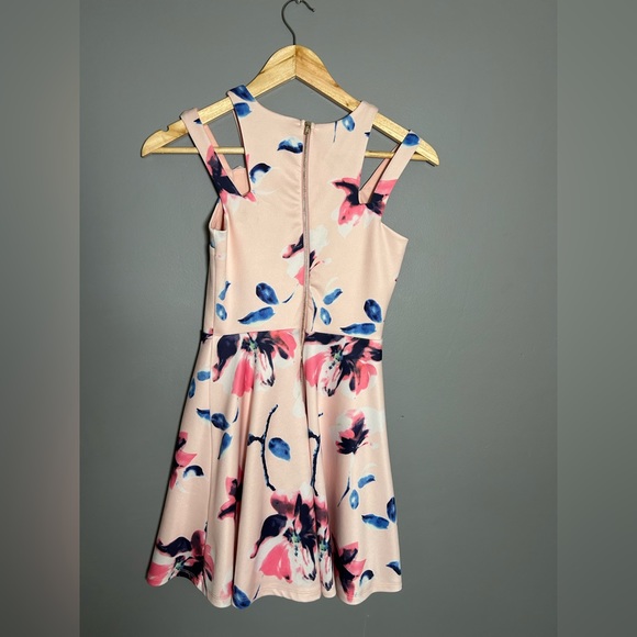 Floral dress. - Picture 3 of 3